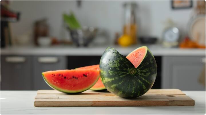 జలుబు, దగ్గు సమస్య ఉంటే పుచ్చకాయ తినడం మానేస్తే మంచిది. ఇది సమస్యను, అసౌకర్యాన్ని పెంచుతాయి.