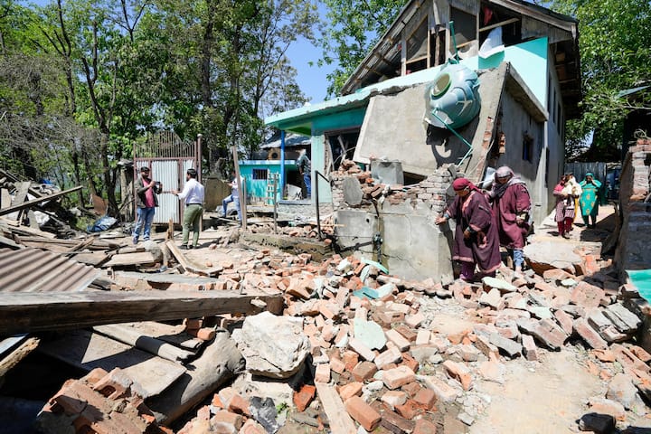 ఆసిఫ్, ఆదిల్ ఇంట్లో సోదాలు చేయడానికి పోలీసులు వెళ్లినప్పుడు ఇల్లు పేలిపోయింది. అక్కడ అనుమానాస్పద వస్తువులు కూడా గుర్తించారు.