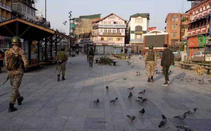 ਪਹਿਲਗਾਮ ਹਮਲੇ ਤੋਂ ਬਾਅਦ ਸਾਰਕ ਵੀਜ਼ਾ ਰੱਦ ਕਰਨ ਤੋਂ ਇਲਾਵਾ ਭਾਰਤ ਨੇ ਪਾਕਿਸਤਾਨ ਨਾਲ ਸਿੰਧੂ ਜਲ ਸੰਧੀ ਵੀ ਰੱਦ ਕਰ ਦਿੱਤੀ ਹੈ। ਇਸ ਤੋਂ ਇਲਾਵਾ ਭਾਰਤ ਨੇ ਪਾਕਿਸਤਾਨ ਵਿਰੁੱਧ ਕਈ ਹੋਰ ਮਹੱਤਵਪੂਰਨ ਫੈਸਲੇ ਵੀ ਲਏ ਹਨ।