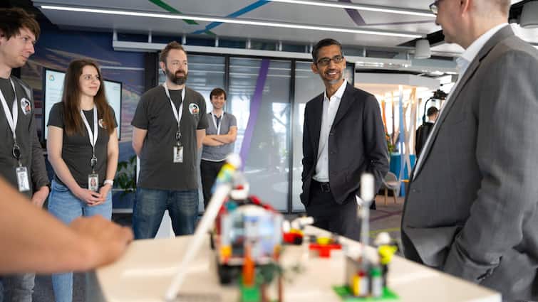 <div>Google Slashes Management By 35%, Pichai Jokes About Meta's Policies: Here's What He Said</div>
