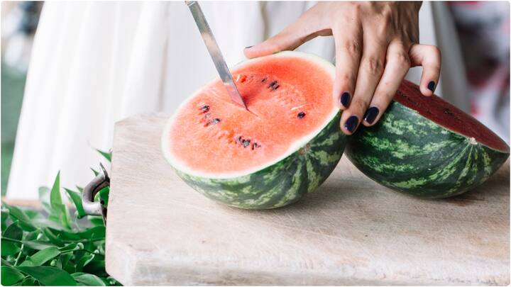 కడుపు నొప్పి వంటి జీర్ణ సమస్యలున్నవారు పుచ్చకాయ తినకపోవడమే మంచిది. అలాంటివారు దీనిని తింటే విరేచనాలు, వాంతులయ్యే అవకాశముంది.