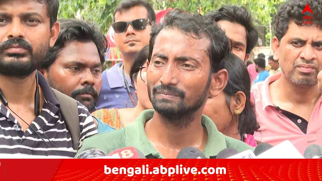 SSC Scam: SSC ভবনের সামনে অবস্থান প্রত্যাহার ! ক্লাসরুমে ফিরছেন চাকরিহারারা.. SSC Scam Job losers are withdraw their agitation and returning classroom SSC Scam: SSC ভবনের সামনে অবস্থান প্রত্যাহার ! ক্লাসরুমে ফিরছেন চাকরিহারারা..