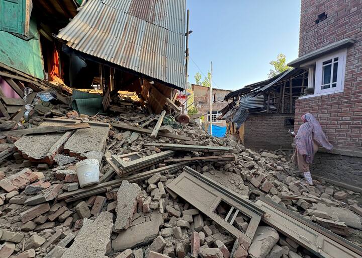 మరుక్షణమే పెద్ద పేలుడు జరిగింది. ఇల్లు తీవ్రంగా దెబ్బతింది. ఇంట్లో పేలుడు పదార్థం ఉందని ముందేగ్రహించిన పోలీసులు చెబుతున్నారు.