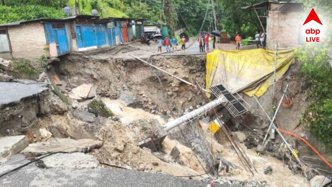 Sikkim Landslide: উত্তর সিকিমে ভয়াবহ ধস! প্রবল বৃষ্টি, আটকে হাজার হাজার পর্যটকরা, বড় নির্দেশ প্রশাসনের North Sikkim Tourists Left Stranded Due To Landslides Amid Heavy Rain Sikkim Landslide: উত্তর সিকিমে ভয়াবহ ধস! প্রবল বৃষ্টি, আটকে হাজার হাজার পর্যটকরা, বড় নির্দেশ প্রশাসনের