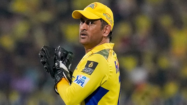 MS Dhoni 400 T20 Match: चेन्नई सुपर किंग्स के कप्तान एमएस धोनी जब सनराइजर्स हैदराबाद के खिलाफ मैदान पर उतरेंगे तो एक बड़ा रिकॉर्ड अपने नाम कर लेंगे. ये एमएस धोनी का 400वां टी20 मैच होगा.