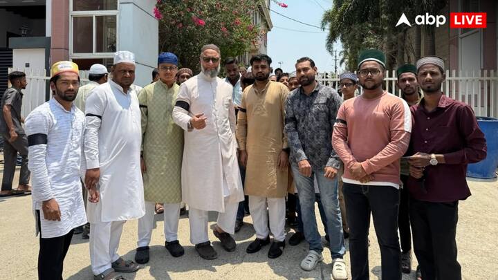 वहीं, AIMIM के चीफ असदुद्दीन ओवैसी ने गुरुवार (24 अप्रैल) को सोशल मीडिया प्लेटफॉर्म फेसबुक पर एक वीडियो पोस्ट किया. इस पोस्ट में ओवैसी ने मुस्लिम समुदाय के लोगों से काली पट्टी बांधकर जुमे की नमाज अदा करने की अपील की.