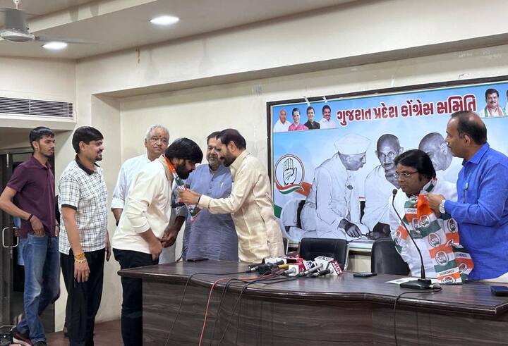 આપ સાથે ગઠબંધન ન કરવાના નિર્ણયને સાથ આપતાં આમ આદમી પાર્ટીના નેતા આજે કોંગ્રેસમાં જોડાયા છે. કિરણ પટેલ આપ ગુજરાતના પુર્વ ખજાનચી, દસક્રોઇના પુર્વ ઉમેદવાર અને જિલ્લા પ્રમુખ રહી ચુક્યા છે. કિરણ પટેલ સામાજીક સેવા સાથે સંકળાયેલા નાગરિક છે.