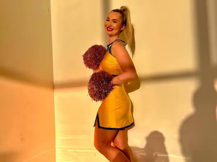 एक रिपोर्ट के अनुसार सनराइजर्स हैदराबाद टीम अपने चीयरलीडर को प्रत्येक मैच का 14 से 16 हजार रूपये देती है. यानी अगर टीम प्लेऑफ तक भी ना पहुंचे तो चीयरलीडर मॉली IPL 2025 में 2 लाख से अधिक की कमाई कर लेंगी.