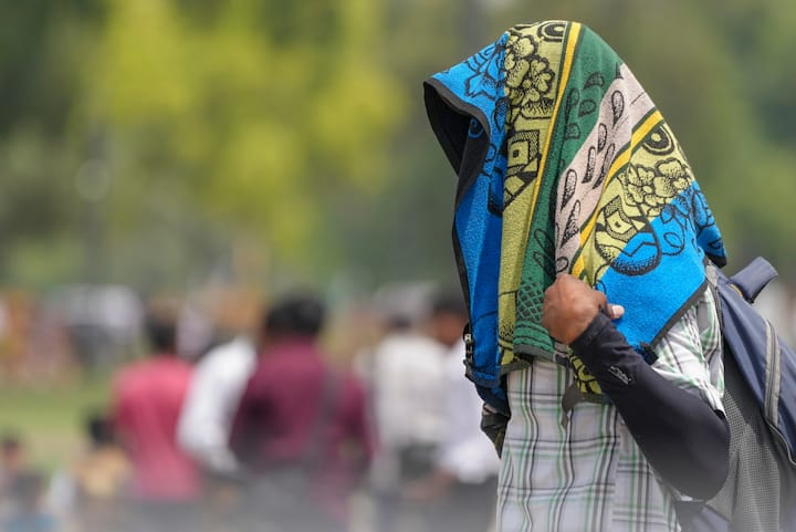 উত্তরবঙ্গে তাপপ্রবাহের সতর্কতা রয়েছে। বীরভূম, পশ্চিম বর্ধমান, পুরুলিয়া, বাঁকুড়া, পশ্চিম মেদিনীপুর, মালদা ও ঝাড়গ্রামে হলুদ সতর্কতা জারি হয়েছে। তবে জানা যাচ্ছে, আগামী ২৭ তারিখ, অর্থাৎ রবিবার থেকে বদলাবে আবহাওয়া।