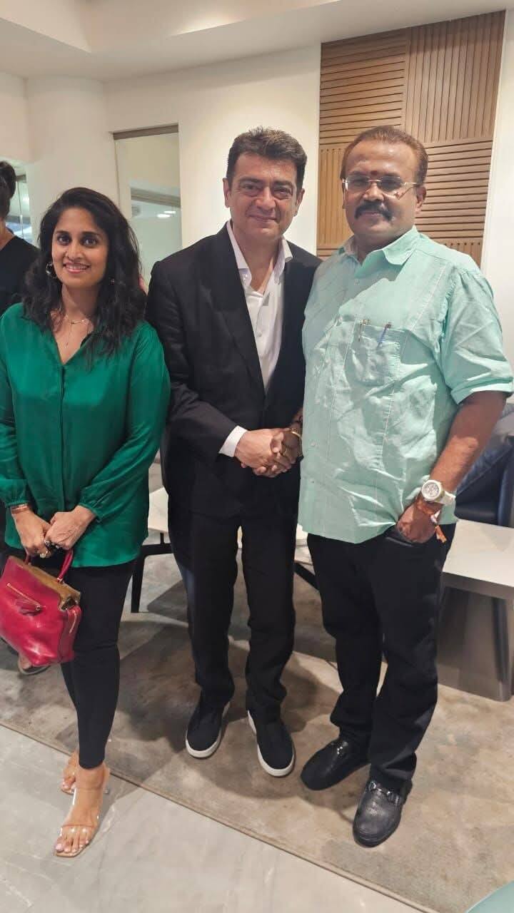 பொதுவாகவே சென்னையில் நடைபெறும் கிரிக்கெட் போட்டி என்றாலே அங்கு சினிமா பிரபலங்கள் இருப்பார்கள். சென்னையின் கோட்டையான சேப்பாக்கத்தில் நடைபெற்று வரும் சென்னை சூப்பர் கிங்ஸ் மற்றும் சன்ரைசர்ஸ் ஹைதராபாத் அணிகளுக்கு இடையிலான போட்டியை பார்க்க சினிமாவின் உச்சநட்சத்திர நடிகரான அஜித் தனது குடும்பத்தோடு வந்துள்ளார்.