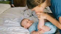 रूस के बाद अब अमेरिका में बच्चे पैदा करने पर बंपर ऑफर, जानें किन देशों में मिलता है कितना पैसा