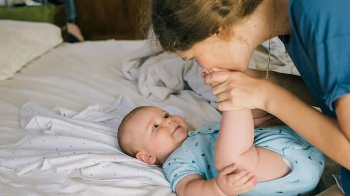 इसके अलावा हर नवजात बच्चे की मां को 5000 डॉलर का बेबी बोनस देने का सुझाव भी शामिल किया गया है. बता दें कि ट्रंप अमेरिका में पहले भी एक नए बेबी बूम का एलान कर चुके हैं.