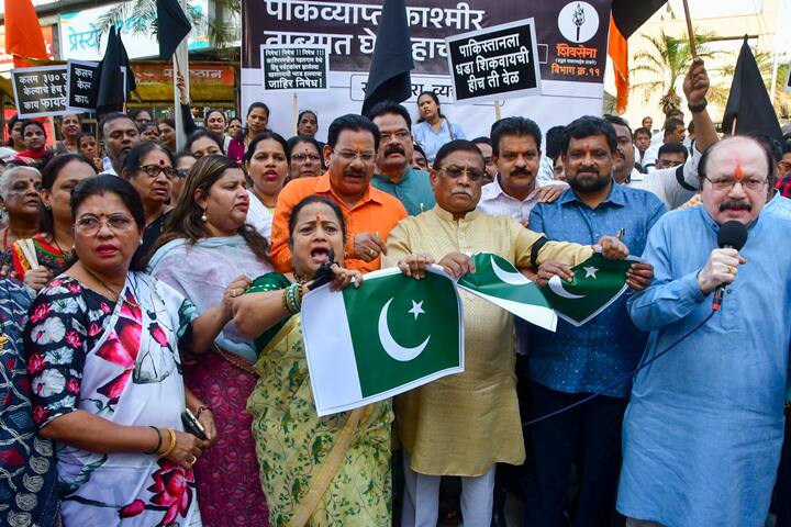 इसके अलावा सरकार ने बुधवार को घोषणा की, कि पाकिस्तानी नागरिकों को दक्षेस वीजा छूट योजना (एसवीईएस) के तहत भारत की यात्रा करने की अनुमति नहीं दी जाएगी और एसवीईएस वीजा के तहत भारत में मौजूद किसी भी पाकिस्तानी नागरिक के पास देश छोड़ने के लिए 48 घंटे हैं. समय सीमा शुक्रवार को समाप्त हो रही है.