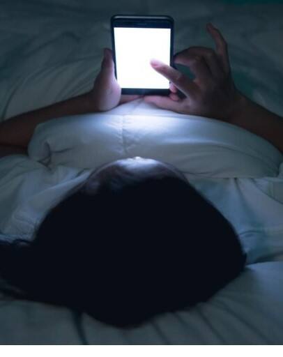 ਸੋਣ ਤੋਂ ਪਹਿਲਾਂ ਫ਼ੋਨ ਚਲਾਉਣ ਦੀ ਆਦਤ...ਤਾਂ ਸਾਵਧਾਨ, ਦੇ ਰਹੇ ਹੋ ਬਿਮਾਰੀਆਂ ਨੂੰ ਸੱਦਾ