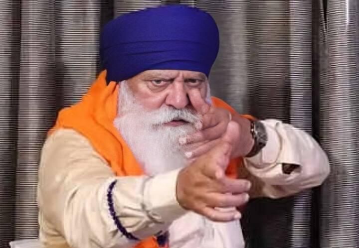 पूर्व भारतीय क्रिकेटर युवराज सिंह के पिता योगराज सिंह का मानना है कि अर्जुन तेंदुलकर के अंदर अगला क्रिस गेल बनने की क्षमता है. लेकिन इसके लिए उन्हें बॉलिंग छोड़नी होगी. इसके साथ ही उन्होंने बताया कि इसके लिए अर्जुन को किसके साथ ट्रेनिंग करनी होगी.