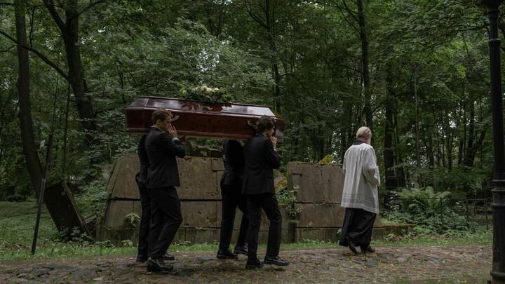 घाना में लोग अपनी पसंदीदा चीजों में दफन होना पसंद करते हैं. इसीलिए वहां मृतकों को अलग-अलग ताबूतों में दफन करते हैं.