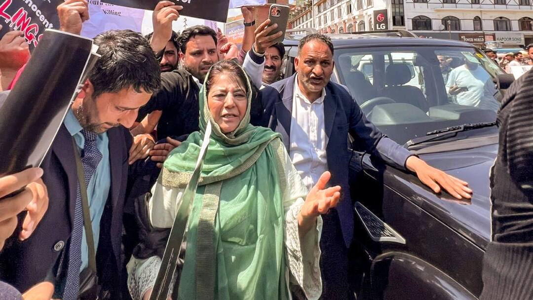 पहलगाम हमले को लेकर महबूबा मुफ्ती की बड़ी अपील, 'आइए हम सब एक...' Mehbooba Mufti PDP Said Allowing Mirwaiz Umer Farooq sb to lead prayers Jamia Masjid welcome step Pahalgam Terror attack पहलगाम हमले को लेकर महबूबा मुफ्ती की बड़ी अपील, 'आइए हम सब एक...'