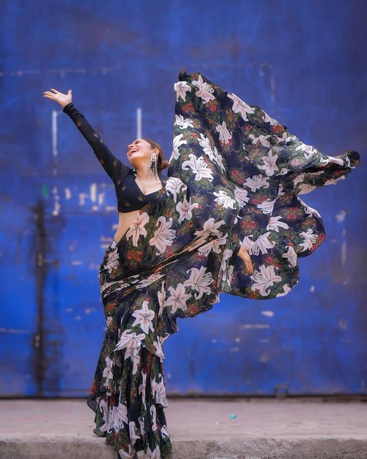 लूक पूर्ण करण्यासाठी, सौंदर्यवतीने तिचे केस अंबाडामध्ये बांधले आहेत आणि हलका मेकअप केला आहे.