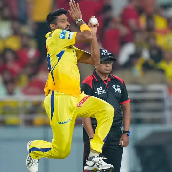 2: खलील अहमद (CSK): चेन्नई सुपर किंग्स के तेज गेंदबाज खलील अहमद ने इस सीजन 93 गेंदें डॉट डाली हैं. 9 मैचों में उन्होंने कुल 32 ओवर डाले हैं, जिसमें 288 रन खर्चे हैं.