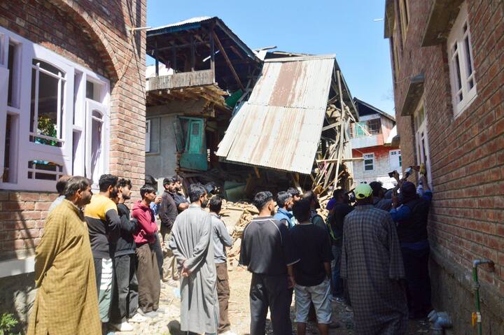 ఆదిల్, ఆసిఫ్ షేక్ ఇంటికి సోదాలకు వెళ్తున్న టైంలోనే అనుమానాస్పద వస్తువులను చూసిన పోలీసులు ఆగిపోయారు.