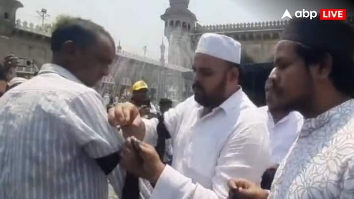 वहीं, दिल्ली में मुस्लिम संगठन ऑल इंडिया इमाम ऑर्गेनाइजेशन के प्रमुख इमाम उमेर अहमद इल्यासी ने बुधवार (23 अप्रैल) को कहा था कि देश की साढ़े पांच लाख से अधिक मस्जिदों के इमाम आने वाली शुक्रवार (25 अप्रैल) को जुमे की नमाज के दौरान पहलगाम आतंकी हमले के पीड़ितों के लिए दुआ करने के साथ आतंकवाद के खिलाफ सख्त संदेश देंगे.