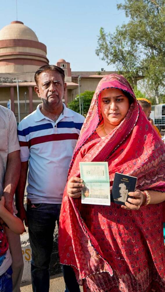 भारत से एक साल में कितने लोग पाकिस्तान जाते हैं?