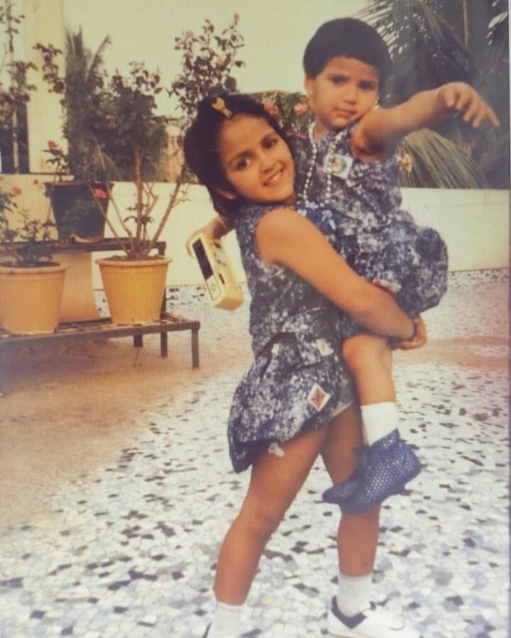 ईशा देओल ने खुद अपने बचपन की ये तस्वीरें इंस्टाग्राम पर शेयर की है. एक्ट्रेस ने दो तस्वीरें शेयर की. जिसमें से एक में वो अपनी बहन को गोद में लिए नजर आई.