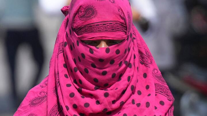 ঝড় বৃষ্টি বাড়বে। রবিবার থেকে বুধবার পর্যন্ত বজ্রবিদ্যুৎ সহ হালকা মাঝারি বৃষ্টির সঙ্গে ৩০ থেকে ৫০ কিলোমিটার গতিবেগে দমকা ঝড়ো বাতাস বইবে।