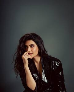 Karishma Tanna PHOTO: કરિશ્મા તન્નાએ બ્લેક આઉટફીટમાં ફ્લોન્ટ કર્યા ટોન્ડ લેગ્સ