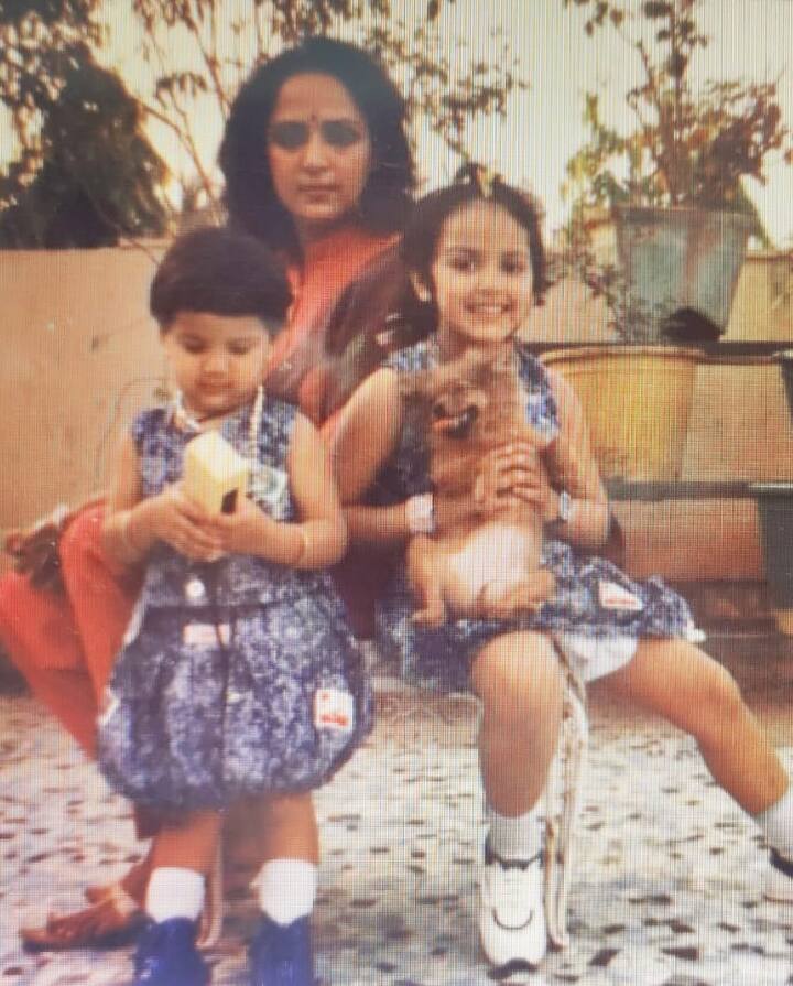 वहीं अगली तस्वीरों में दोनों बहनें अपनी सुपरस्टार मां हेमा मालिनी के साथ घर की छत पर बैठकर पोज देती हुई नजर आ रही हैं.