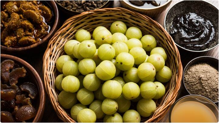 ఉసిరికాయను జుట్టుకు ఎన్నో ప్రయోజనాలు అందిస్తుంది. దీనిలో విటమిన్ సి, యాంటీఆక్సిడెంట్లు, ఖనిజాలు ఉంటాయి. ఇది జుట్టు కుదుళ్లను బలోపేతం చేస్తుంది.