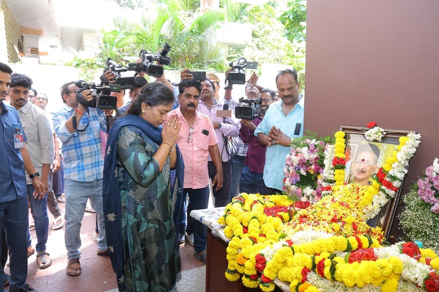 Chandramouli Last Rites: విశాఖ వాసి చంద్రమౌళి అంత్యక్రియలు పూర్తి, ప్రభుత్వ లాంఛనాలతో తుది వీడ్కోలు