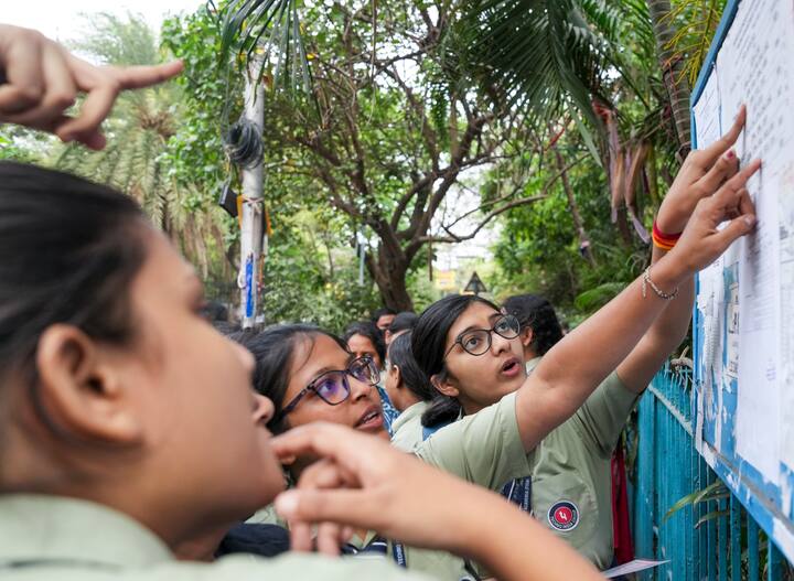 ছাত্র-ছাত্রীদের জীবনের প্রথম বড় পরীক্ষার ফল প্রকাশ হবে মে মাসে। গত ১০ ফেব্রুয়ারি থেকে শুরু হয় মাধ্যমিক পরীক্ষা। ২২ ফেব্রুয়ারি শেষ হয় পরীক্ষা।