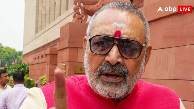 <div>Don't Want Votes Of 'Namak Haraams': Giriraj Singh's Remark Against A Minority Community Triggers Row</div>