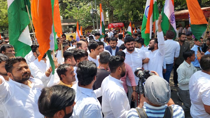 उन्होंने आगे कहा कि आतंकियों को पाकिस्तान की शह की वजह से ही देश के अंदर तक घुसने का मौका मिलता है. अब सहन करने का वक्त खत्म, सख्त जवाब देने की बारी है.