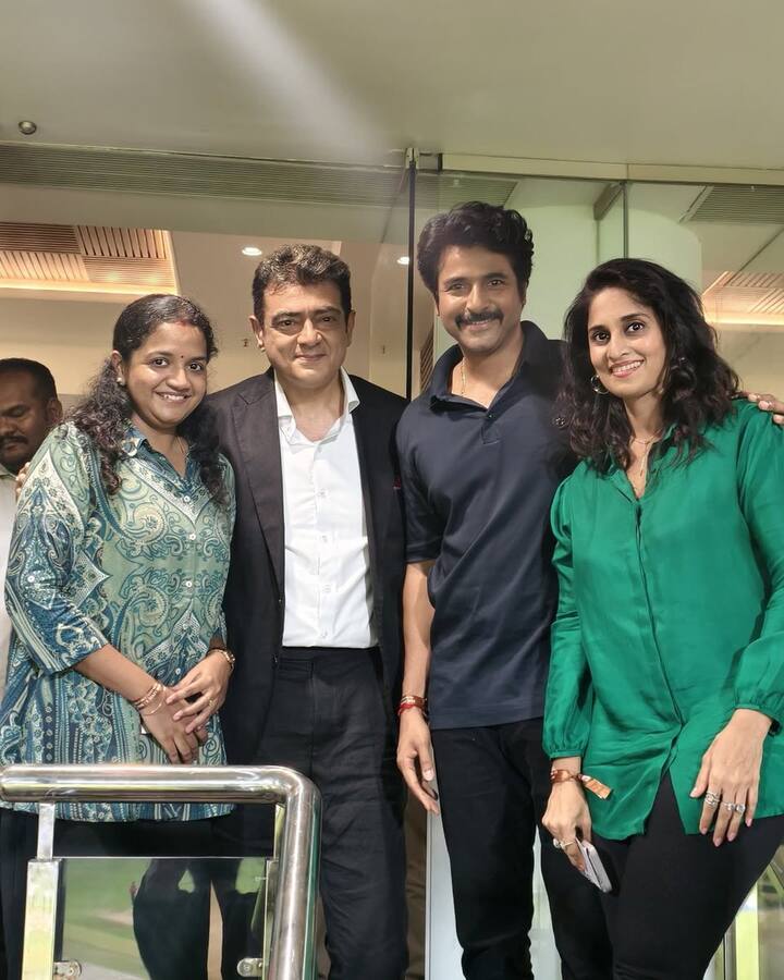 அதுமட்டுமின்றி சிவகார்த்திகேயனும் மேச்ட் பார்க்க வந்திருக்கிறார். அப்போது அஜித் மற்றும் சிவகார்த்திகேயன் இருவரும் ஒருவருக்கொருவர் சந்தித்துக் கொண்டு இருவரும் அருகருகில் அமர்ந்து சிஎஸ்கே பேட்டிங் செய்வதை கண்டு ரசித்துள்ளனர்.