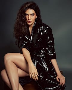Karishma Tanna PHOTO: કરિશ્મા તન્નાએ બ્લેક આઉટફીટમાં ફ્લોન્ટ કર્યા ટોન્ડ લેગ્સ