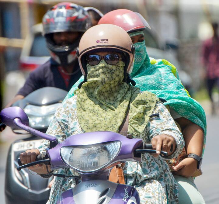 কলকাতায় সকালে আংশিক মেঘলা আকাশ। বাতাসে জলীয়বাষ্পের সঙ্গে গরমের অস্বস্তি চরমে।  রাতের গরম ও দিনের প্রখর তাপে শুষ্ক ও অস্বস্তিকর আবহাওয়া। আগামী শনিবার পর্যন্ত গরম ও অস্বস্তিকর আবহাওয়া শহর জুড়ে। রবিবার থেকে ঝড়-বৃষ্টির সম্ভাবনা বাড়বে।