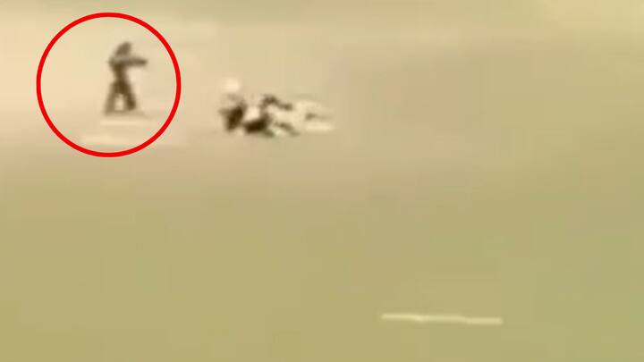 जम्मू-कश्मीर के पहलगाम में मंगलवार को हुए आतंकी हमले की दिल दहला देने वाली तस्वीरें वायरल हो रही है. फोटों में आतंकवादी मैदान में बैठे हुए पर्यटकों पर अंधाधुंध गोलियां बरसा रहे हैं.