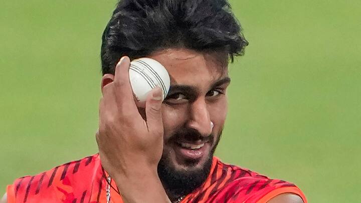 तेज गेंदबाज उमरान मलिक चोट की वजह से IPL 2025 से बाहर हो गए थे. लेकिन अब उन्होंने पंजाब के खिलाफ मैच से कोलकाता नाइट राइडर्स टीम को ज्वाइन कर लिया है.