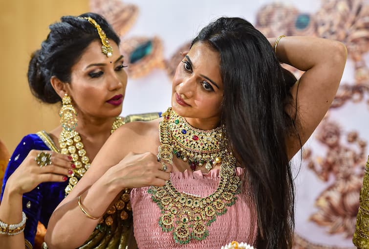 Gold Price hilke The price of gold is continuously increasing It is now estimated that by the end of this year Gold Price :  দেড় লাখ ছাড়াবে সোনার দাম ? কবের মধ্য়ে গোল্ড দেবে এই লাফ, কী বলছেন বাজার বিশেষজ্ঞরা ? 