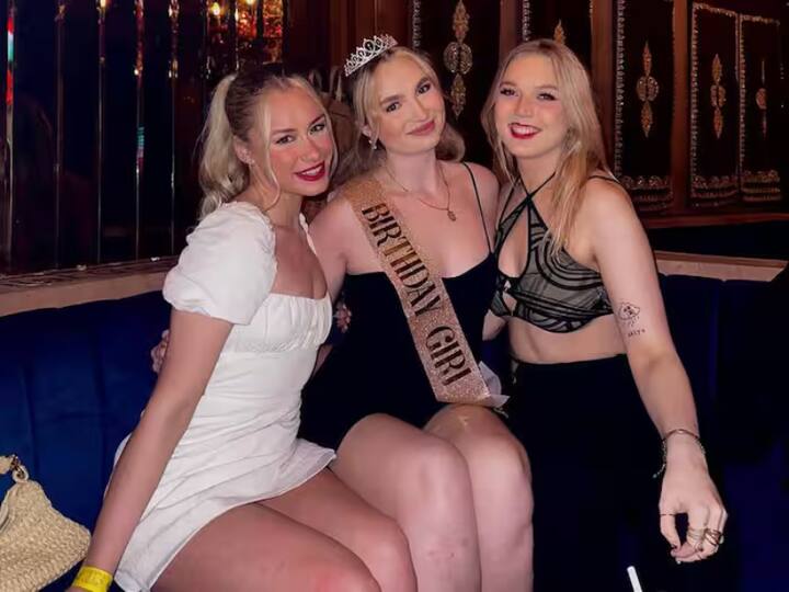 आईपीएल में चीयरलीडर का कार्य आसान नहीं होता, गर्मी में डांस करना, टूर्नामेंट के दौरान लगातार ट्रेवेल करना थकान भरा होता है. चीयरलीडर को इसके लिए सैलरी के आलावा भी कई और सुविधियाँ मिलती हैं.