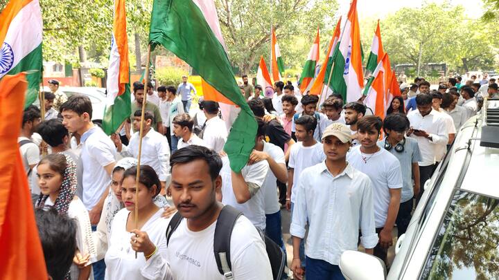 आतंक के ठिकानों को जड़ से उखाड़ना होगा. कूटनीति और सैन्य कार्रवाई के साथ सही तालमेल चाहिए, ताकि हर शहीद के परिवार को इंसाफ मिले. ये सिर्फ हमला नहीं, इंसानियत के खिलाफ जंग है, और हमें हर हाल में जीतना है.