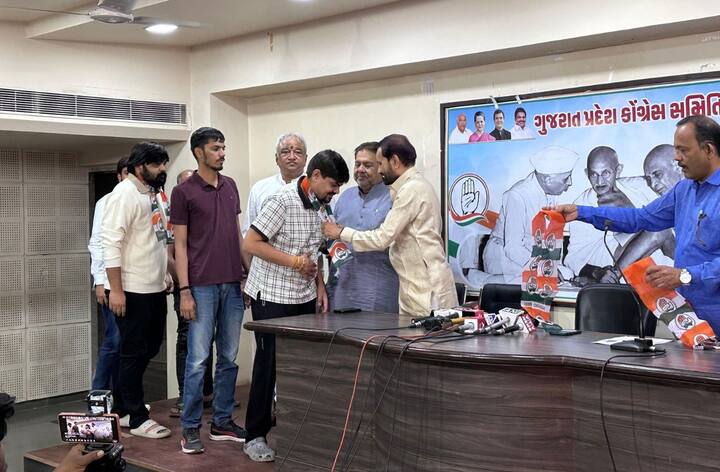 ઘણા યુવાનો કૉંગ્રેસ પક્ષ સાથે જોડાયા હતા. તમામનું કૉંગ્રેસના પ્રદેશ અધ્યક્ષ શક્તિસિંહ ગોહીલ દ્વારા ખેસ પહેરાવી સ્વાગત કરવામાં આવ્યું હતું.