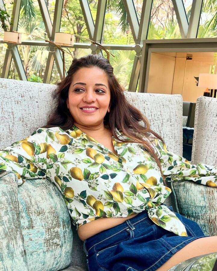 वहीं फूड एंजॉय करने के बाद मोनालिसा ने फोटो सेशन भी करवाया है. तस्वीरों में वो कभी सोफे पर बैठकर तो कभी खड़े होकर अलग-अलग पोज देती दिखी.