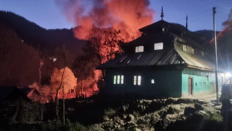 लश्कर आतंकी फारूक तीवदा का घर हुआ मिट्टी में तब्दील, दहशतगर्दों के ठिकानों पर सेना का ताबड़तोड़ एक्शन LeT terrorist Farooq Teedwa house bombed in anti terror operation pahalgam terror attack लश्कर आतंकी फारूक तीवदा का घर हुआ मिट्टी में तब्दील, दहशतगर्दों के ठिकानों पर सेना का ताबड़तोड़ एक्शन