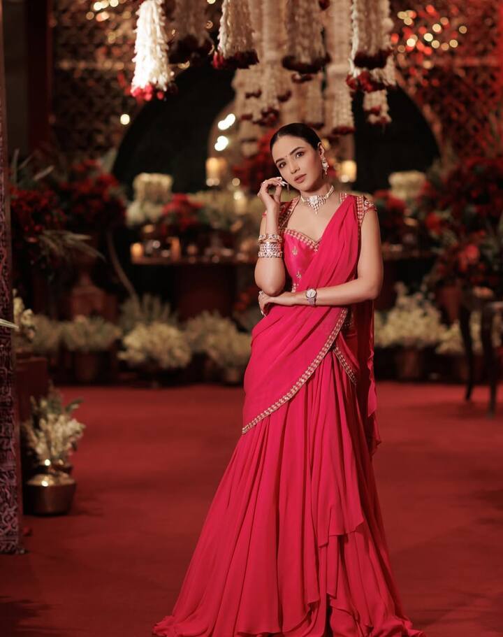 जैस्मिन भसीन जिम में वर्कआउट करना भी पसंद करती हैं. वह हफ्ते में 5 दिन वर्कआउट करती हैं, जिसमें कार्डियो, रनिंग, जंपिंग और साइकलिंग शामिल होती हैं.