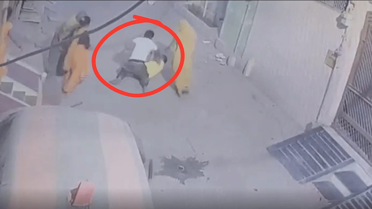 Man Dies 4 Hours After Brutal Physical Fight With Neighbour Over Garbage Disposal Viral Video: చెత్త సమస్యతో చితక్కొట్టుకున్నారు - ఒకరి ప్రాణం పోయింది - గొడవలు పడే ఇరుగుపొరుగు వారికి గుణపాఠం -వీడియో