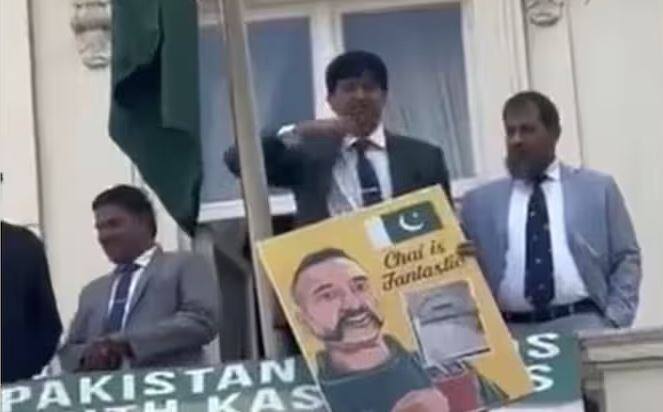 pakistani official makes throat slitting gesture at indian protesters in london ਅਭਿਨੰਦਨ ਦੀ ਫੋਟੋ ਤੇ ਗਲਾ ਵੱਢਣ ਦਾ ਇਸ਼ਾਰਾ... ਲੰਡਨ ਵਿੱਚ ਭਾਰਤੀ ਪ੍ਰਦਰਸ਼ਨਕਾਰੀਆਂ ਦੇ ਸਾਹਮਣੇ ਪਾਕਿਸਤਾਨੀ ਡਿਪਲੋਮੈਟ ਦੀ ਸ਼ਰਮਨਾਕ ਹਰਕਤ