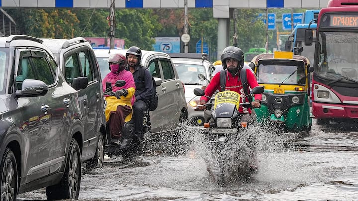 রবিবার থেকে মঙ্গলবার পর্যন্ত কলকাতা-সহ দক্ষিণবঙ্গের সব জেলাতেই বজ্রবিদ্যুৎ সহ ঝড়-বৃষ্টির আশঙ্কা। বেশকিছু জেলাতে কালবৈশাখীর সতর্কতা।